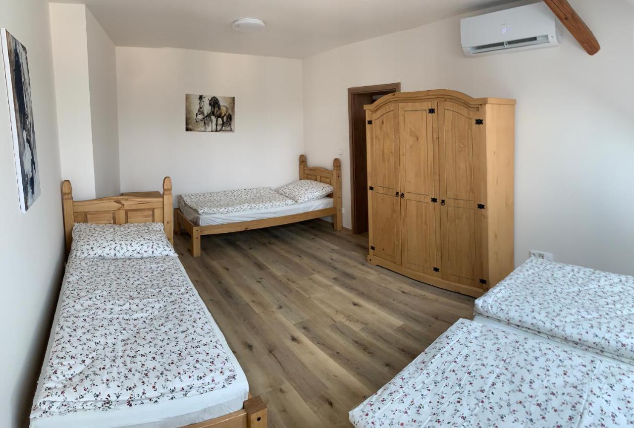 Hostomice Apartmany Statek Bezdedice מראה חיצוני תמונה