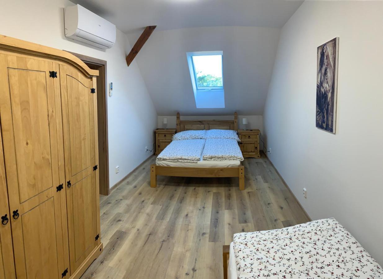 Hostomice Apartmany Statek Bezdedice מראה חיצוני תמונה